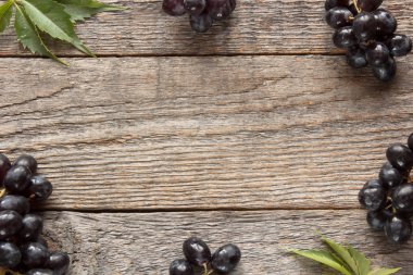 Olgun karanlık üzüm yaprakları, ahşap arka plan ile. Selectiva odak. Kopya alanı.