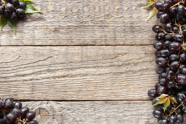 Olgun karanlık üzüm yaprakları, ahşap arka plan ile. Selectiva odak. Kopya alanı.