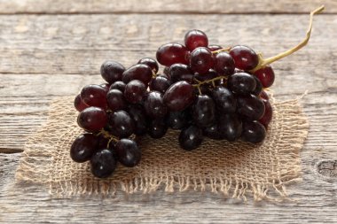 Olgun karanlık üzüm yaprakları, ahşap arka plan ile. Selectiva odak. Kopya alanı.