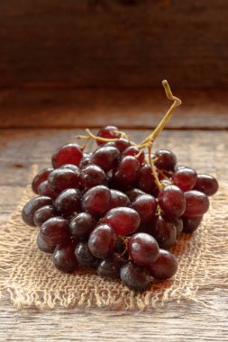 Olgun karanlık üzüm yaprakları, ahşap arka plan ile. Selectiva odak. Kopya alanı.