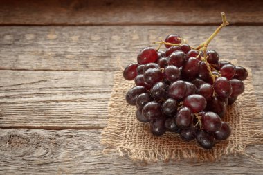 Olgun karanlık üzüm yaprakları, ahşap arka plan ile. Selectiva odak. Kopya alanı.