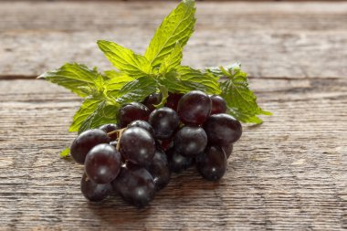 Olgun karanlık üzüm yaprakları, ahşap arka plan ile. Selectiva odak. Kopya alanı.