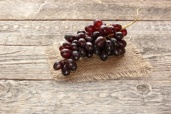 Olgun karanlık üzüm yaprakları, ahşap arka plan ile. Selectiva odak. Kopya alanı.