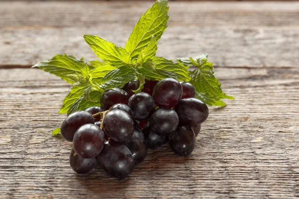 Olgun karanlık üzüm yaprakları, ahşap arka plan ile. Selectiva odak. Kopya alanı.