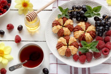 Beyaz plaka üzerinde taze çilek ile bisküvi. Seçici odak.