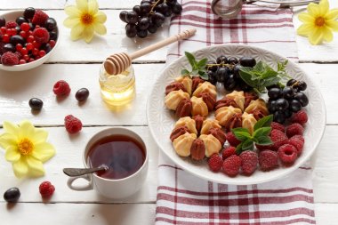 Beyaz plaka üzerinde taze çilek ile bisküvi. Seçici odak.