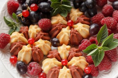 Beyaz plaka üzerinde taze çilek ile bisküvi. Seçici odak.