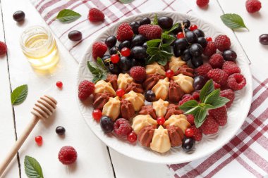 Beyaz plaka üzerinde taze çilek ile bisküvi. Seçici odak.