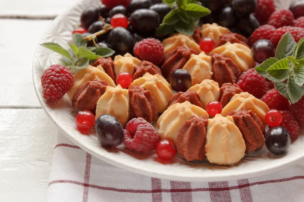 흰색 접시에 신선한 딸기와 비스킷입니다. 선택적 초점. — 스톡 사진