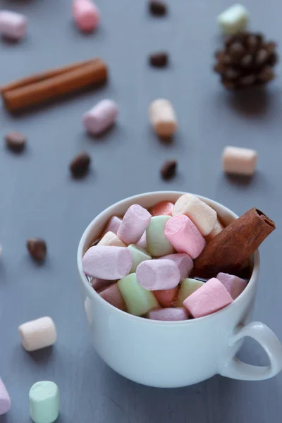 Chocolate quente em uma xícara branca com marshmallows coloridos em um fundo escuro. Foco seletivo . — Fotografia de Stock