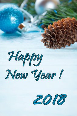 Noel Noel oyuncaklar ve diken diken arka plan. Alan seçici odak yazıt mutlu yeni yıl 2018 kopyalama