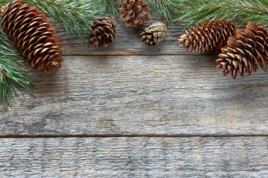 Çam kozalakları ve ahşap arka plan Christmas arka plan kopya alan seçici odak dallarda.