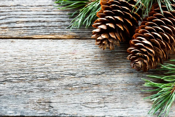 Çam kozalakları ve ahşap arka plan Christmas arka plan kopya alan seçici odak dallarda.