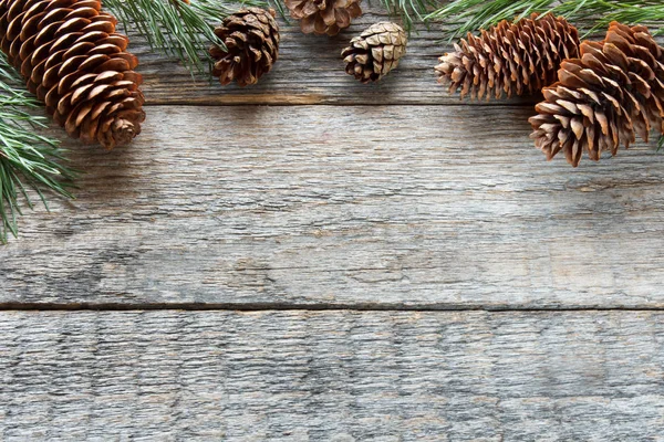 Çam kozalakları ve ahşap arka plan Christmas arka plan kopya alan seçici odak dallarda.