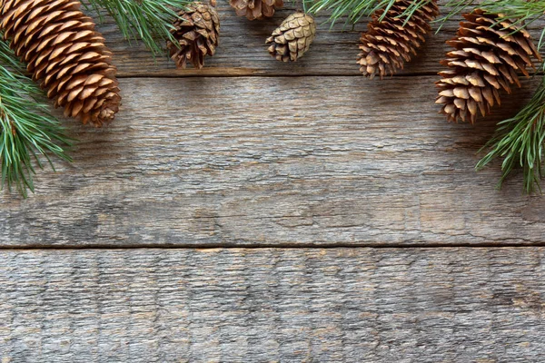 Coni di pino e rami su sfondo di legno sfondo di Natale Copia spazio messa a fuoco selettiva . — Foto Stock