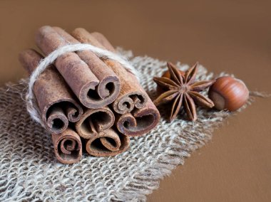 Tarçın kahverengi ahşap zemin üzerinde çuval bezi bir dizeyle bağlı