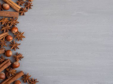 Hafif bir arka plan beton kopya alanı üzerinde yıldız fındık tarçın baharat