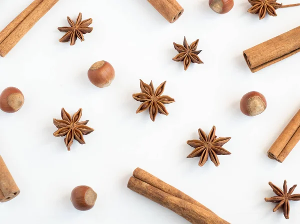 Palitos de canela estrellas de especias sobre un fondo blanco acostado —  Fotos de Stock