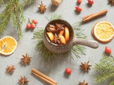 Noel mulled şarap tarçın, portakal ve seramik bir kova içinde anason ile