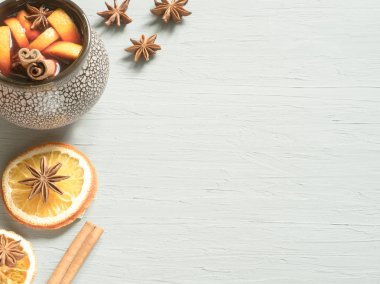 Noel tarçın, portakal ve seramik bir kova içinde anason şarap mulled. Kopya alanı