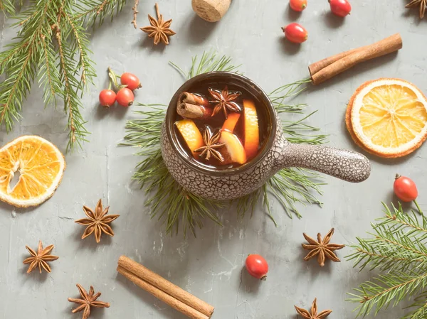 Noel mulled şarap tarçın, portakal ve seramik bir kova içinde anason ile