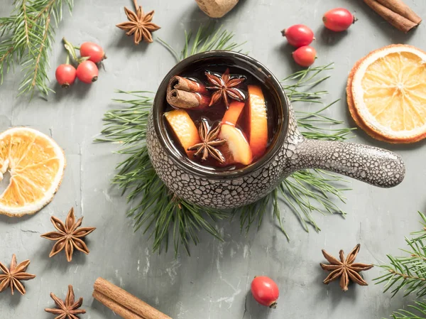 Noel mulled şarap tarçın, portakal ve seramik bir kova içinde anason ile