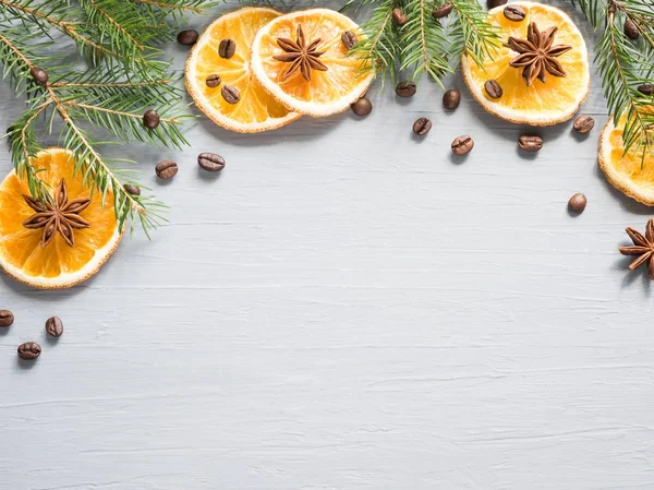 Noel arka plan narenciye meyve, portakal ve anasonu dilimleri ile soyut. Kopya alanı