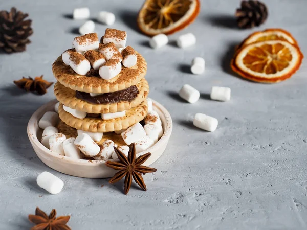 Zefir ciasteczka z czekoladą na pliki cookie w warstwach na betonowe podłoże. Kopiować miejsca. Boże Narodzenie układu, — Zdjęcie stockowe