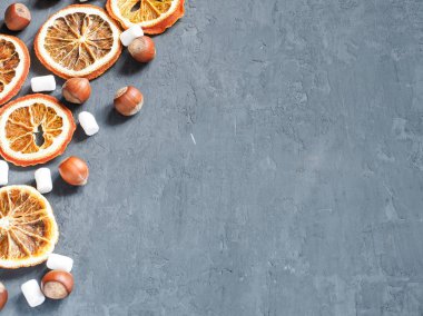 Kış Noel yerleşimini fındık ve koniler, malzemelerle kopya alanı düz, en iyi görünümü yalan söylemek metin için