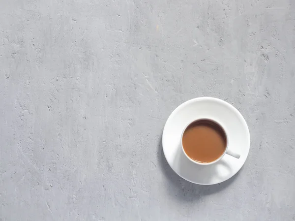 Tazza di caffè fragrante su uno sfondo sotto il calcestruzzo. Il minimalismo è la vista dall'alto. Copia spazio — Foto Stock