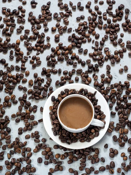 Taza de café fragante, granos de café en el fondo debajo del hormigón. Copiar espacio — Foto de Stock