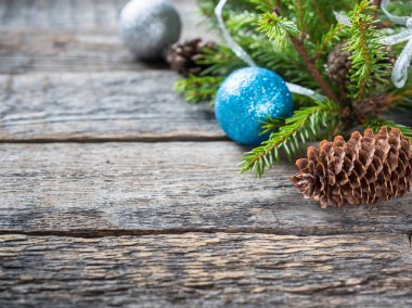 Tahtada süslemesi olan Noel ağacı