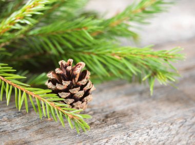 Tahtada süslemesi olan Noel ağacı