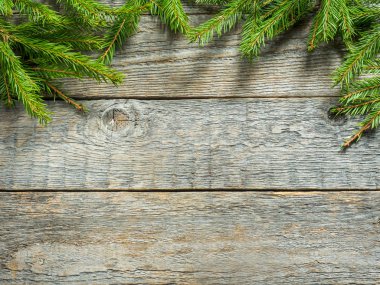 Tahtada süslemesi olan Noel ağacı
