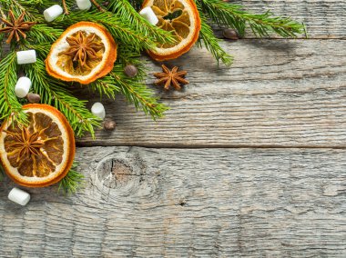 Tahtada süslemesi olan Noel ağacı