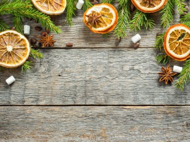 Tahtada süslemesi olan Noel ağacı