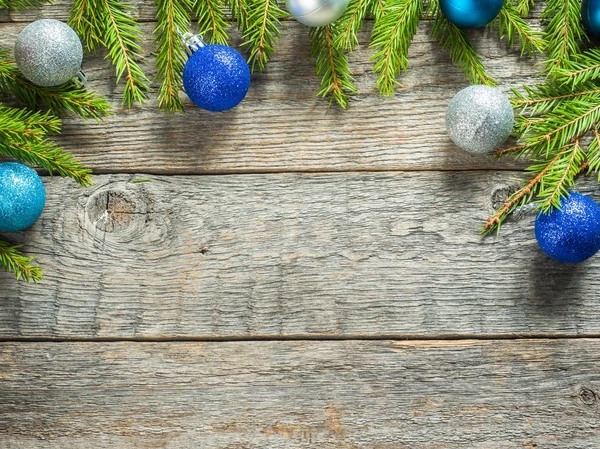 Kerst dennenboom met decoratie op een houten plank — Stockfoto