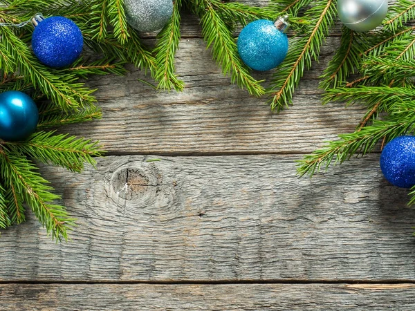 木製ボード上の装飾とクリスマスモミの木 — ストック写真