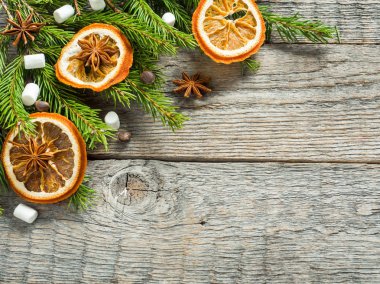 Tahtada süslemesi olan Noel ağacı