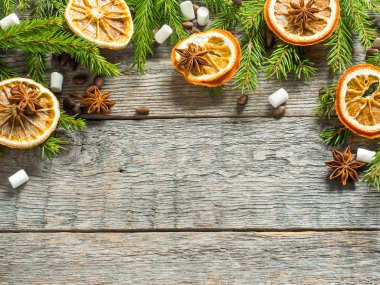 Tahtada süslemesi olan Noel ağacı