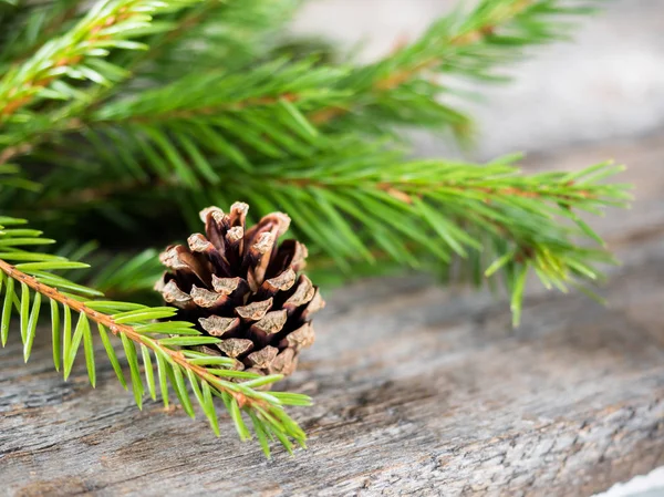 Abete di Natale con decorazione su una tavola di legno — Foto Stock