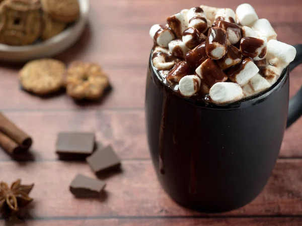 Boisson de Noël Chocolat chaud avec guimauve et bâtons de cannelle, biscuits. Concept d'hiver de Noël. Gros plan — Photo