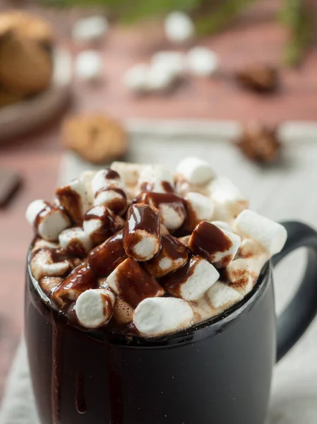 Bebida de Navidad Chocolate caliente con malvavisco y palitos de canela, galletas. Concepto de invierno de Navidad. De cerca. — Foto de Stock