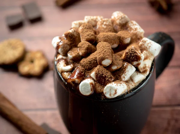 Bebida de Natal Chocolate quente com marshmallow e paus de canela, biscoitos. Conceito de inverno de Natal. Fechar — Fotografia de Stock