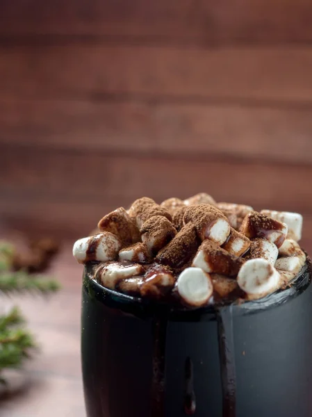 Boisson de Noël Chocolat chaud avec guimauve et bâtonnets de cannelle. Concept d'hiver de Noël. Espace de copie — Photo