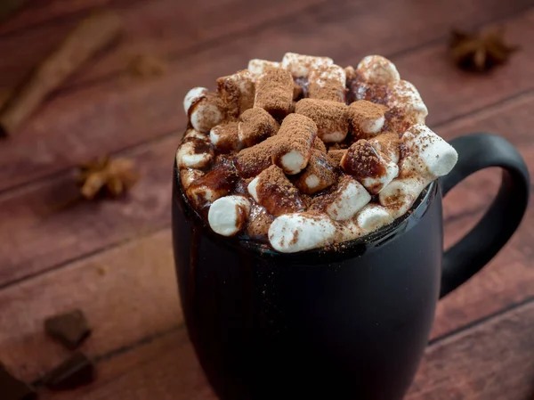 Bebida de Navidad Chocolate caliente con malvavisco y palitos de canela. Concepto de invierno de Navidad. De cerca. — Foto de Stock