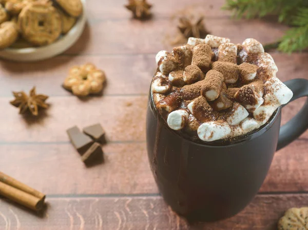 Boisson de Noël Chocolat chaud avec guimauve et bâtons de cannelle, biscuits. Concept d'hiver de Noël. Gros plan — Photo