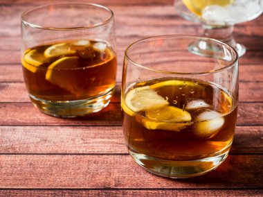 Buz ve limon ahşap masa yakın çekim üzerinde ile kokteyl bardak