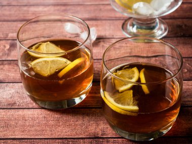 Buz ve limon ahşap masa yakın çekim üzerinde ile kokteyl bardak