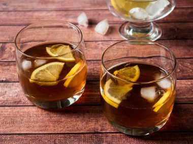 Buz ve limon ahşap masa yakın çekim üzerinde ile kokteyl bardak
